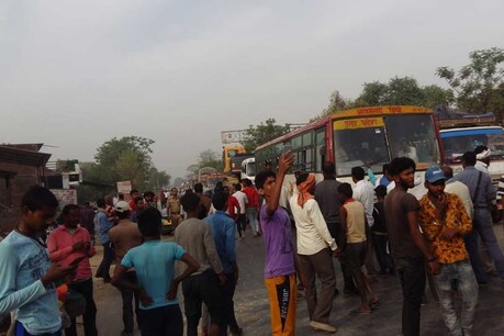 ग्रामीणों ने आजमगढ़-गोरखपुर मार्ग को जाम कर दिया