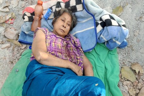 इस बीमार महिला को उसके बेटे और बहु सड़क पर छोड़कर भाग गये हैं.