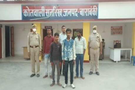 एलएलबी की परीक्षा देते पकड़े गये मजदूर पुलिस की गिरफ्त में खडे़ हुये.