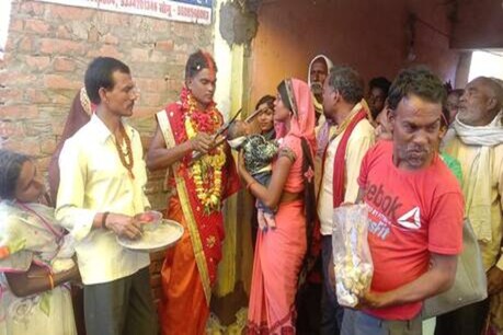 ढोंगी बाबा मुकेश चौहान के पास इलाज कराने पहुंची महिला और अन्य लोग.