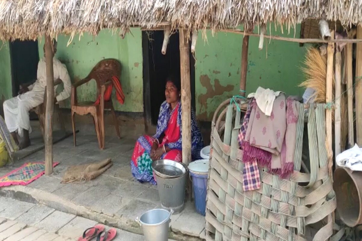 made Kalita Manjhi, made got mla ticket, Ausgram Vidhan Sabha Constituency, pm modi campagining her, west Bengal chunav, West bengal elections 2021, bjp, west bengal, mamata banerjee, TMC, pm modi, amit shah, West Bengal Election 2021, नौकरानी को मिला टिकट, बीजेपी ने दिया एक नौकरानी को टिकट, पीएम मोदी, टीएमसी, बंगाल चुनाव, कलिता मांझी, कालिता मांझी नौकरानी, पश्चिम बंगाल, बंगाल चुनाव 2021, पश्चिम बंगाल चुनाव, पश्चिम बंगाल विधानसभा चुनाव, घरों में बर्तन साफ करती है, आउस ग्राम विधानसभा सीट, मालिकों से डेढ़ महीने की छुट्टी मांगी, गुसकड़ा शहर, पूर्वी बर्दवान, आउस ग्राम विधानसभा सीटगुरुवार को ही कलिता मांझी आउस ग्राम विधानसभा सीट से उम्मीदवार बनी हैं.