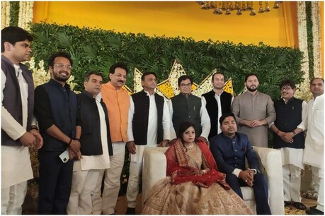 सपा के पूर्व सांसद तेजप्रताप सिंह यादव की बहन की रिंग सेरेमनी में शामिल हुए अखिलेश यादव.