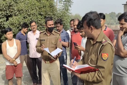 भदोही की एक कालीन फैक्ट्री में पेड़ से लटकते दो शव मिले हैं. 