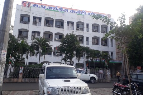 मध्य प्रदेश में नगरीय निकाय चुनाव न होने से भाजपा और कांग्रेस के बीच तकरार बढ़ती जा रही है.