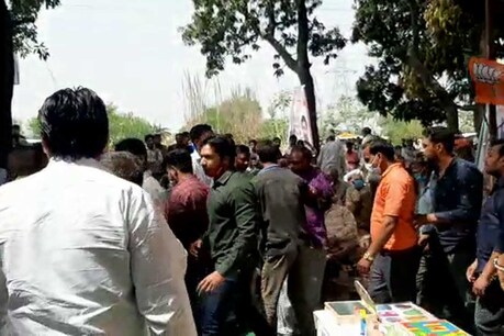 ग्रेटर नोएडा के बिसाहड़ा गांव में बीजेपी नेताओं का विरोध