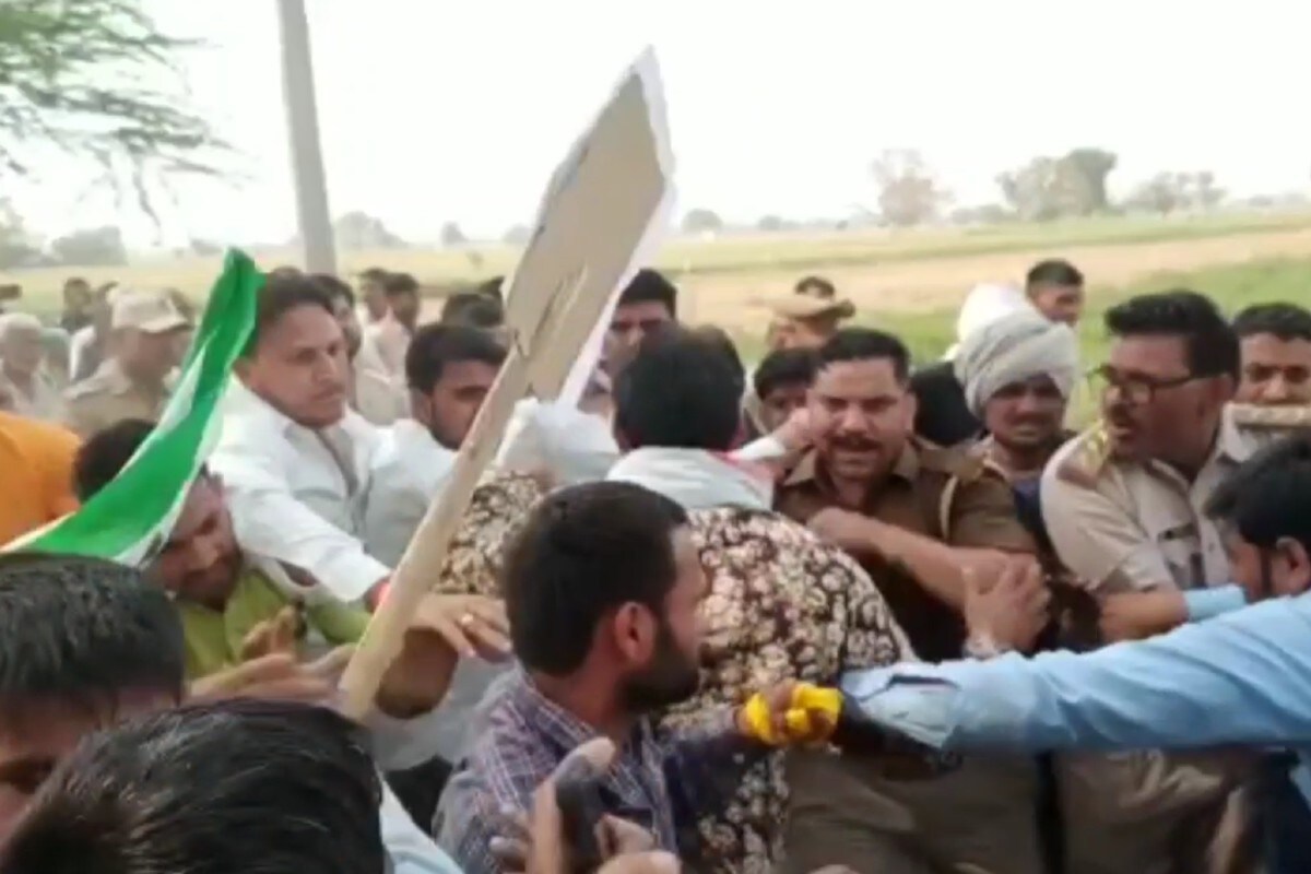 समझाने की तमाम कोशिशें बहस में बदल गईं और फिर पुलिस की मौजूदगी में हल्की झड़प.