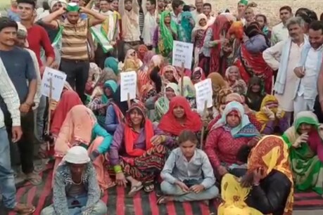 इस तरह महिलाओं ने रोका भाजपा नेता का रास्ता.