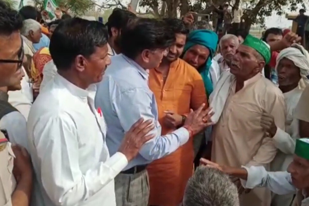 नाराज ग्रामीणों को समझाने की कोशिश.
