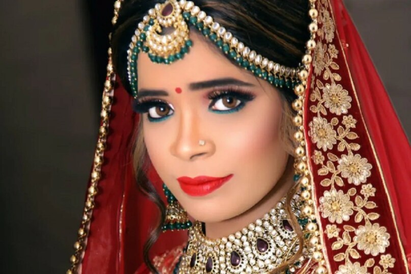 Know How To Clean Gold Jewellery- समय के साथ सोने के गहनों को सफाई की जरूरत होती है. क्योंकि वक्त के साथ उनकी चमक कम हो जाती है और उनकी लड़ियों में लगी कड़ियां ढीली हो जाती हैं. इतना ही नहीं जड़ाऊ गहनों में लगे कीमती पत्थर या हीरे को रोके रखने के लिए बने कुंडे भी कमजोर या ढीले पड़ जाते हैं. ऐसे में आपको जरूरत है अपने गहनों की साफ-सफाई की. आज हम आपके लिए bluestone.com के साभार से कुछ ऐसे टिप्स लेकर आए हैं जी सोने के गहनों की साफ-सफाई में आपकी मदद करेंगे...