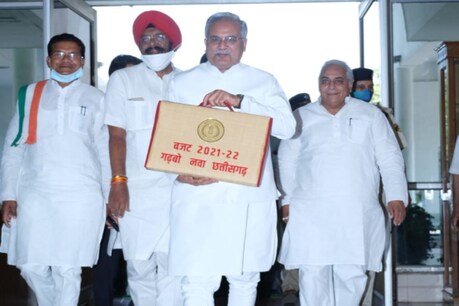 विधानसभा में बजट पेश करने पहुंचे भूपेश बघेल.