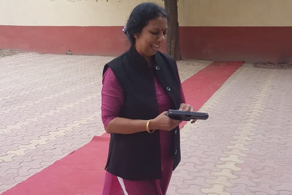 डेटा से खेलना हो या पिस्तौल से - हर काम में माहिर हैं दिल्ली पुलिस के स्पेशल सेल की छंदा मजुमदार.