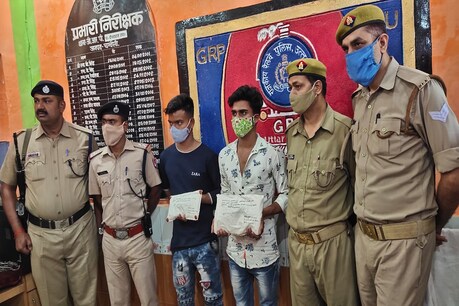 पुलिस की गिरफ्त में खड़े अफीम तस्कर दोनों आरोपी.