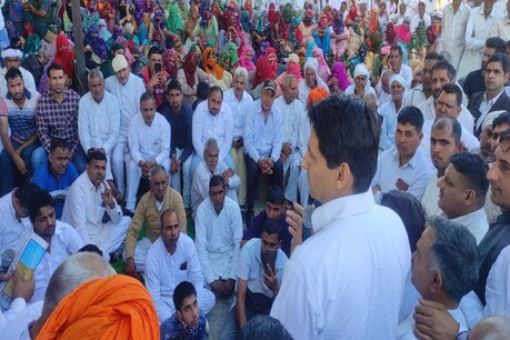 किसानों को संबोधित करते हुए दीपेंद्र हुड्डा