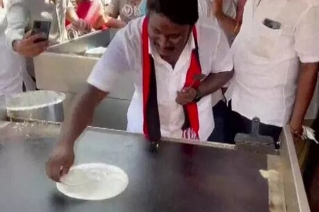 डोसा बनाते हुए एवीएम प्रभाकर राजा