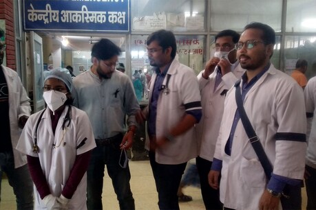 बकाया वेतन के भुगतान की मांग को लेकर रेजिडेंट डॉक्टर काला बिल्ला लगाकर काम कर रहे हैं.