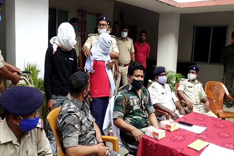 झारखंड की दुमका पुलिस ने विस्फोटकों से भरी कार के साथ दो लोगों को गिरफ्तार किया है.