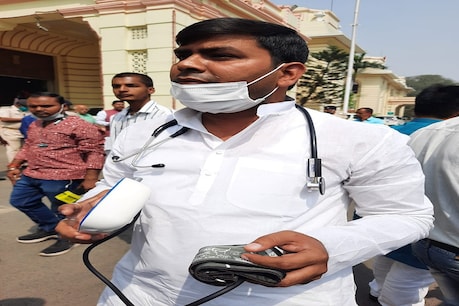 CM नीतीश कुमार का ब्लड प्रेशर जांचने आला और बीपी मशीन लेकर विधानसभा पहुंचे RJD विधायक मुकेश रौशन
