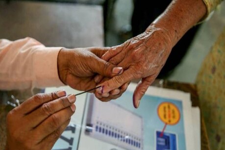 सुप्रीम कोर्ट ने नोटा को लेकर चुनाव आयोग और केंद्र से कई बातें पूछी हैं (Photo- moneycontrol)