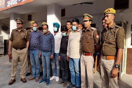 इटावा (Etawah) पुलिस ने फर्जी बेबसाइट के माध्यम से ठगी करने वाले गिरोह के पांच साइबर अपराधियों (Cyber Criminals) को गिरफ्तार किया है. इन आरोपियों के पास से पुलिस (Police) ने ठगी में इस्तेमाल किये जाने वाले उपकरणों को बरामद किया है.