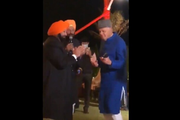 कैप्टन-फारूक का डांस वायरल- 'गुलाबी आंखे जो तेरी देखी' पर नाचे दोनों नेता कैप्टन-फारूक का डांस वायरल- 'गुलाबी आंखे जो तेरी देखी' पर नाचे दोनों नेता