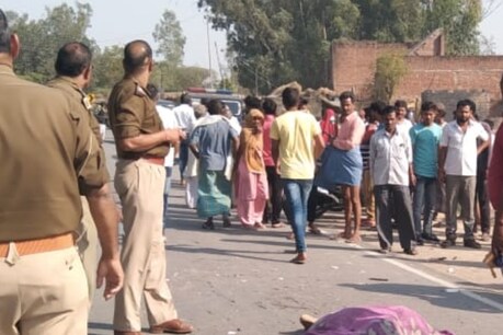 फतेहपुर में हुई घटना के बाद मौके पर भीड़ जमा हो गई और पुलिसकर्मी जांच कर रहे थे।