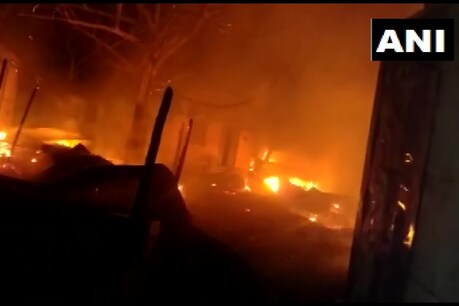 पटना पुलिस लाइन में आग लगने की सूचना पर पुलिस और प्रशासन के आला अधिकारी मौके पर पहुंच गए.