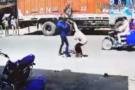 फिरोजाबाद: बीच सड़क वृद्ध को उसकी ही साइकिल से पीटता शख्स (Video Grab)