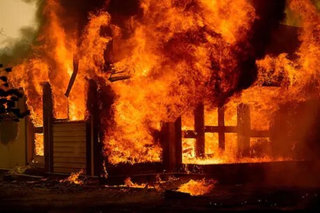 Fierce fire in Sahibabad industrial area factory in Ghaziabad, scorched  many panso| गाजियाबाद में साहिबाबाद इंडस्ट्रियल इलाके की फैक्ट्री में लगी भीषण  आग, कई झुलसे