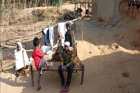 गिरिडीह में तिसरी प्रखंड का लक्ष्मीबथान गांव पहाड़ पर बसा हुआ है. जहां गाड़ी क्या, बाइक भी नहीं जा पाती है.