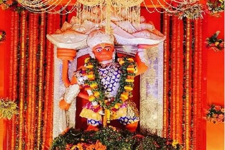 अगर आपको आर्थिक तंगी का सामना करना पड़ रहा है तो हनुमान जी को नारियल चढ़ाएं.