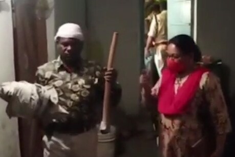 मौका ए वारदात से सबूत इकट्ठा करते जांच अधिकारी