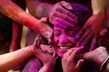Alcohol can also be used to remove the color of Holi from clothes.