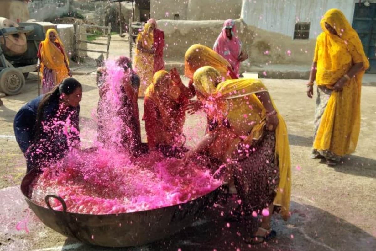 पुरुषों को गांव से बाहर निकालने के बाद बीच चौक पर बड़े कड़ाह में रंग घोला जाता है और महिलाएं एक-दूसरे को सराबोर करती रहती हैं.