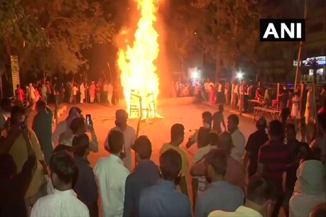 असम के गुवाहाटी में हुआ होलिका दहन (Photo-ANI)