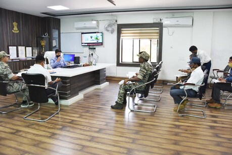 पुलिस अधीक्षक व अन्य अधिकारियों के साथ मीटिंग लेते कलेक्टर दीपक सोनी.