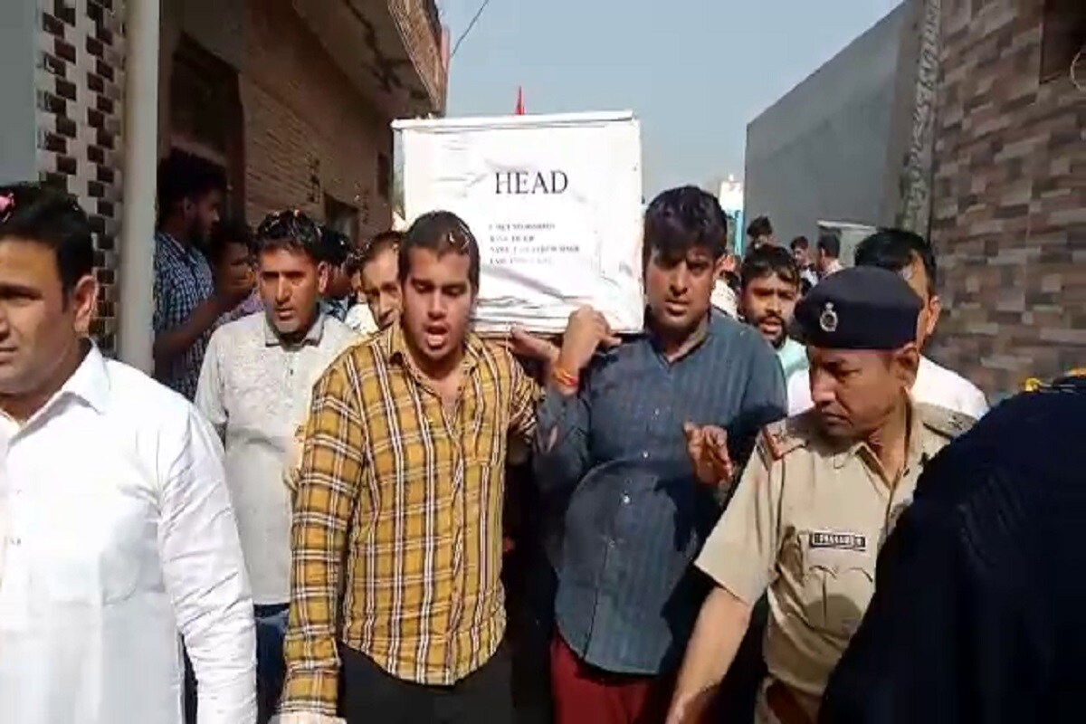 झज्जर. सीआरपीएफ में छत्तीसगढ़ के बीजापुर में हेड कांस्टेबल के पद पर तैनात शहीद वेदपाल का पार्थिव शरीर रविवार को सुबह उसके पैतृक गांव छुड़ानी पहुंचा. हेड़ कास्टेबल वेदपाल की डयूटी के दौरान हार्ट अटैक आने से से मौत हो गई थी.