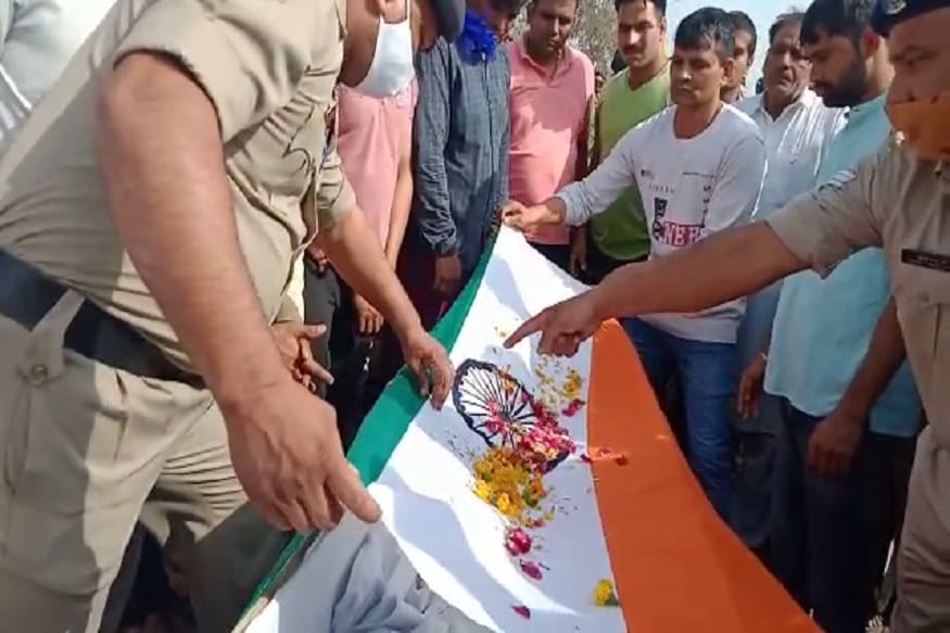 ग्रामीणों ने शहीद को सम्मान देने के लिए गांव में तिरंगा यात्रा भी निकाली. इस दौरान सीआरपीएफ के जवानों ने शहीद को श्रद्धाजंलि दी.