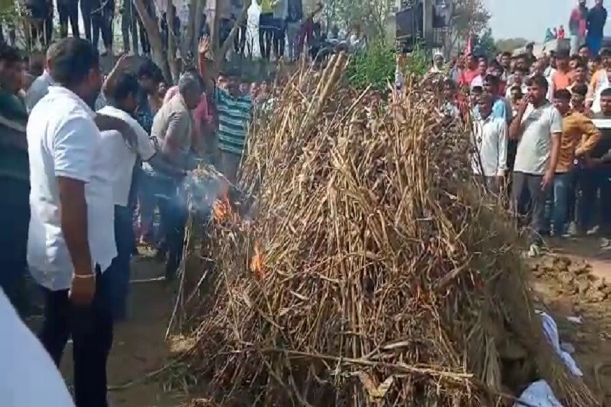 गांव में शहीद वेदपाल का सैन्य सम्मान के साथ अंतिम संस्कार किया गया. शहीद वेदपाल को उसके बड़े भाई ने मुखाग्रि दी.