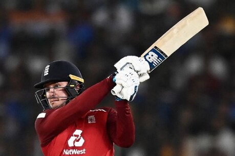 IND VS ENG: जेसन रॉय ने फेंका हेलमेट (फोटो- एएफपी)
