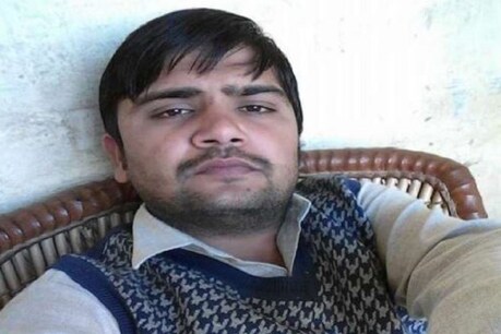 टीचर पर नकाबपोश हमलावरों ने गोलियां चलाईं.