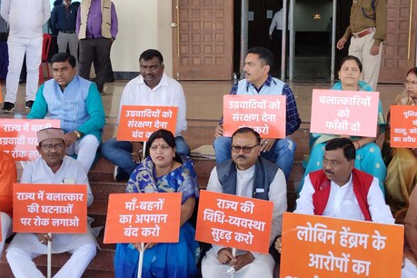 झारखंड विधानसभा में भाजपा ने किया हंगामा, अयुष्मान भारत का नाम बदलने पर विरोध.