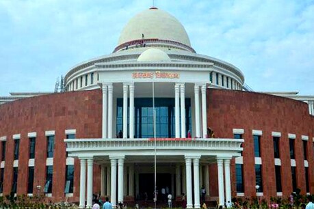 झारखंड विधानसभा का बजट सत्र विपक्ष के हंगामे के चलते ठीक से चल नहीं पा रहा है.