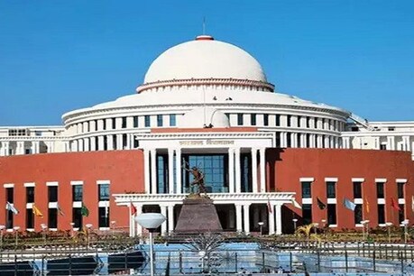 नियोजन नीति के मुद्दे पर वेल में उतरकर बीजेपी विधायकों ने जोरदार हंगामा किया.