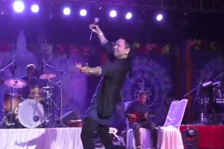कैलाश की सूफियाना धुनों पर बिखरी शिवभक्ति की झलक, बनारस में झूम उठे भोले के भक्त.