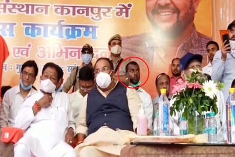 कानपुर में एक हिस्ट्रीशीटर जितेन उर्फ लोहे नेताओं के साथ मंच साझा करता नजर आया.