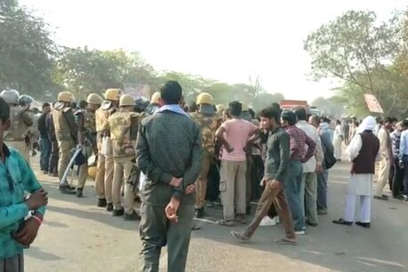 गैंगरेप पीड़िता के पिता की मौत के बाद ग्रामीणों ने लगाया जाम