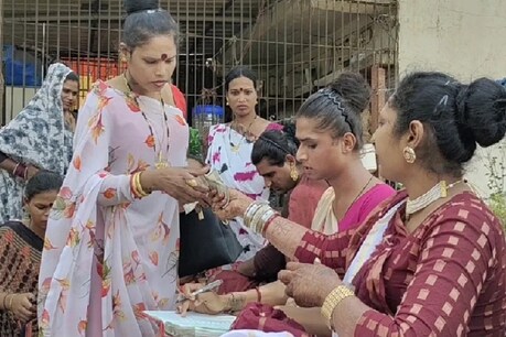 किन्नर समाज ने जोड़े रुपये. (pic- News18)