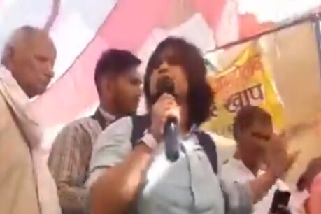 राकेश टिकैत से छात्रा ने पूछा सवाल तो जवाब की जगह छीन लिया गया माइक