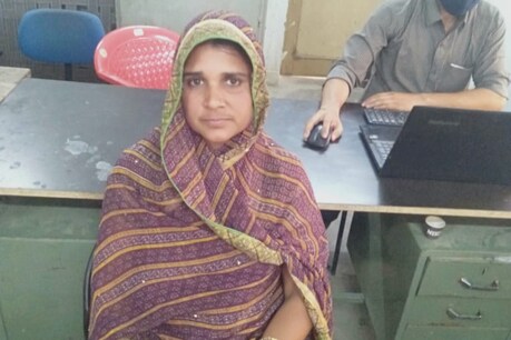 कोटा में एसीबी ने महिला सरपंच और उसके पति को रंगे हाथों गिरफ्तार किया है.