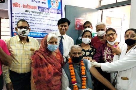 कोचिंग सिटी कोटा में 16 बुजुर्गों ने कोरोना वैक्सीन लगवाकर कोरोना के टीके लगवाने का संदेश दिया है.